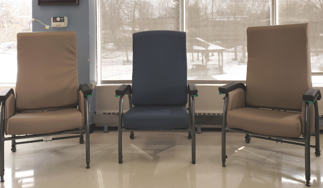 Mobilier rehaussé en CHSLD pour plus de sécurité et de confort