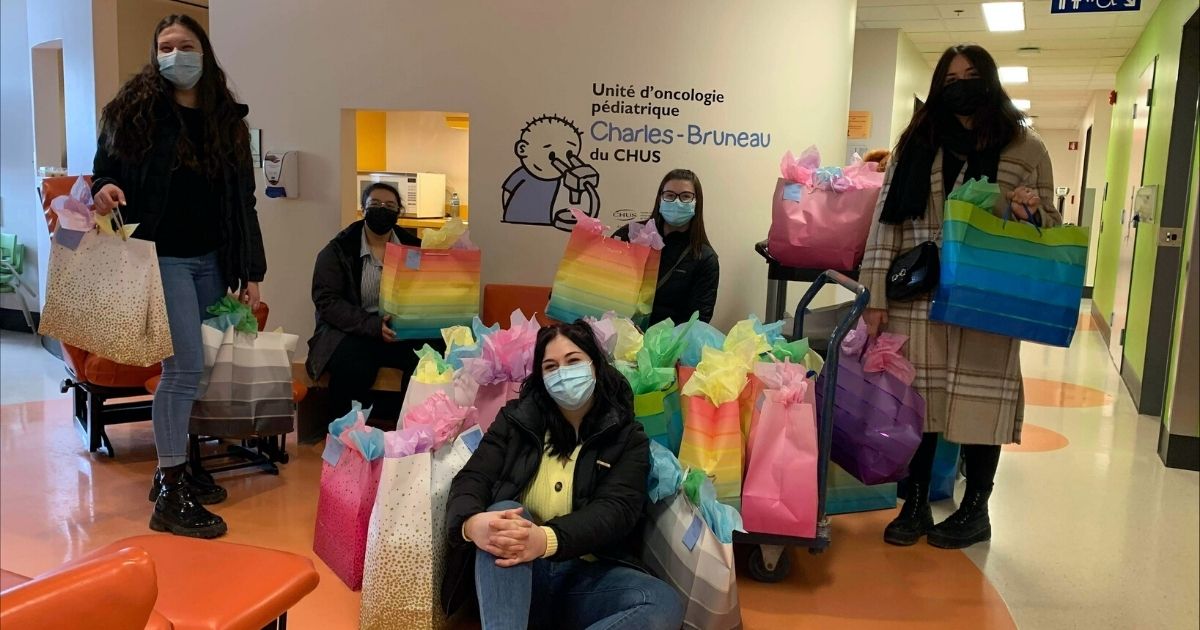 Les cinq étudiantes ont eu le bonheur d’apporter des sacs-cadeaux colorés aux enfants malades de l’Unité d’oncologie du CIUSSS de l’Estrie – CHUS.