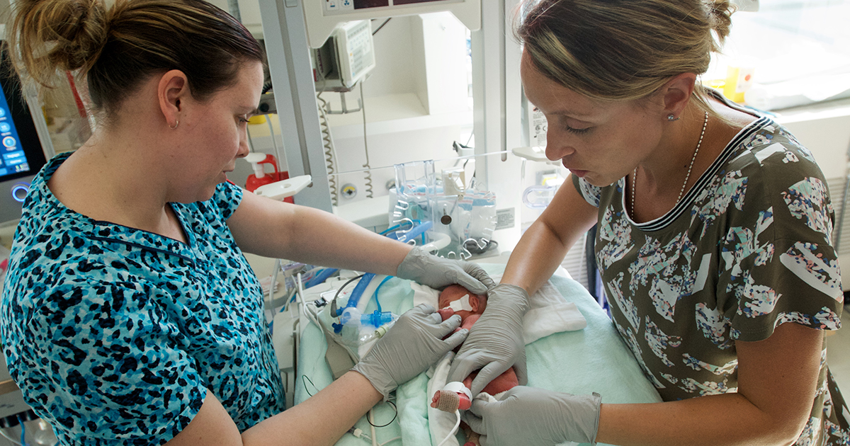 Des infirmières en néonatalogie s'occupent d'un tout-petit (photo d'archives).
