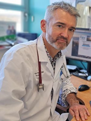 Dr Michel Pavic Un docteur en sarrau blanc.