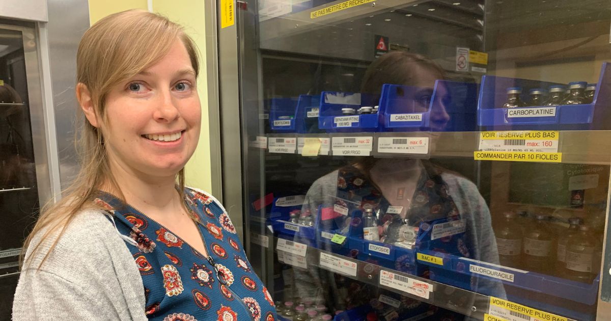 Roxanne Bournival Une femme blonde devant une armoire à pharmacie.