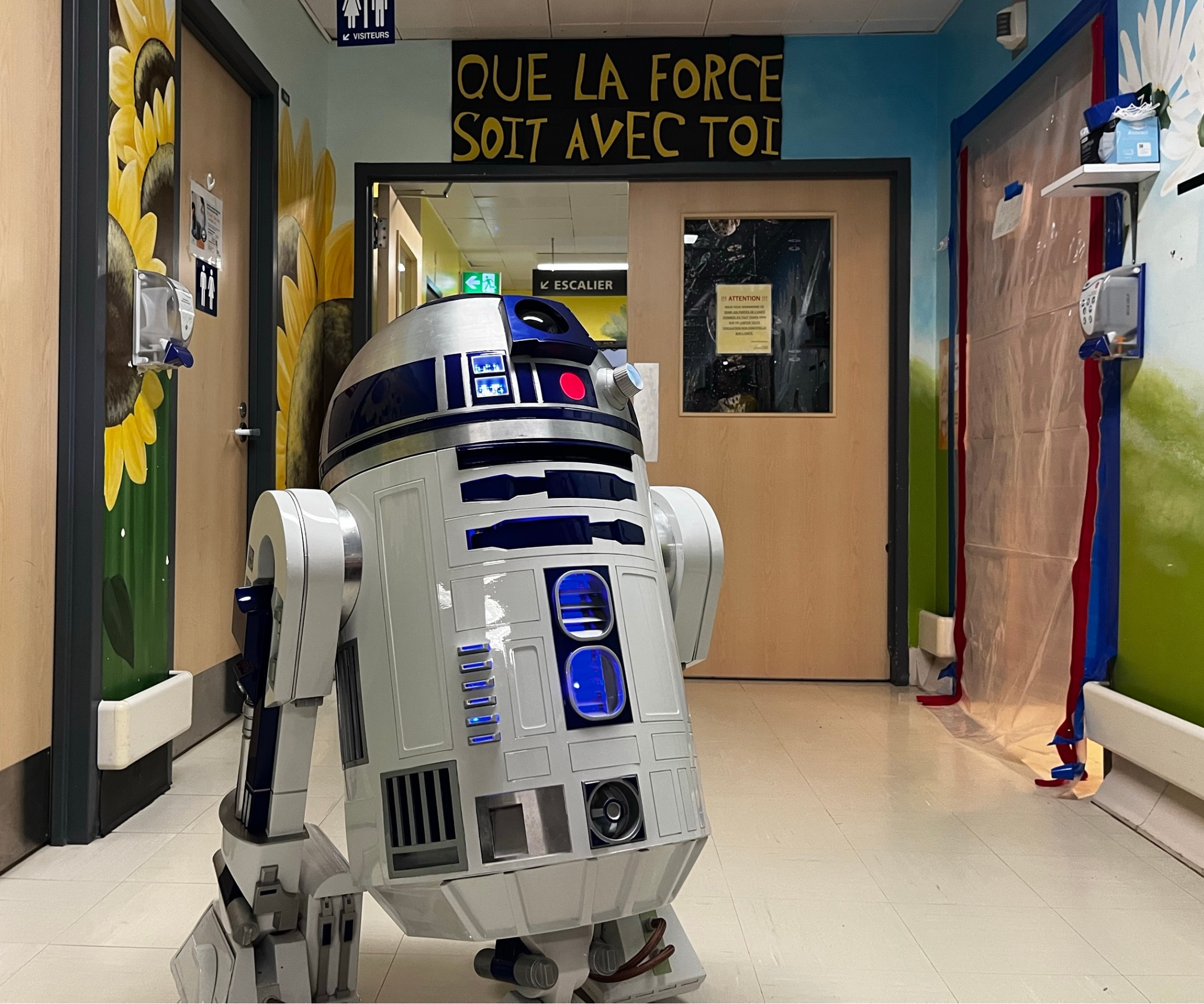 R2D2 Un robot dans un corridor d'hôpital.