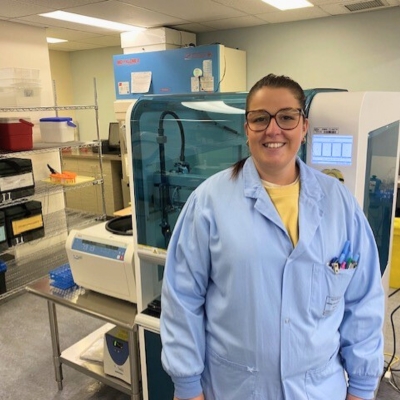 Rosalie Carbonneau-Larochelle-biochimie Une femme debout dans un laboratoire.