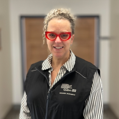 Jennyfer-Audet Une blonde aux lunettes rouges.