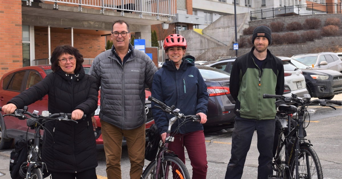 Services à domicile en vélo Quatre personnes avec leur vélo devant un hôpital.<br />