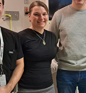 Vicky-Lord Une femme entourée de collègues.