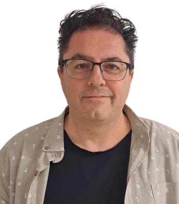 Charles-Coulombe-ACP Un homme avec des lunettes et t-shirt noir.