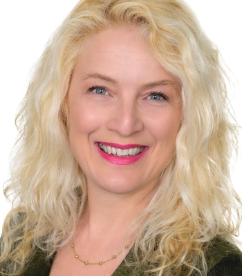 Roxana-organisatrice-communautaire Une femme blonde souriante.