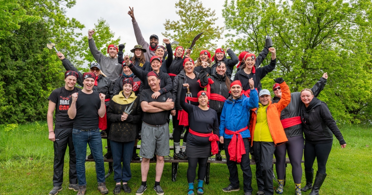 Une photo d'équipe à l'extérieur.