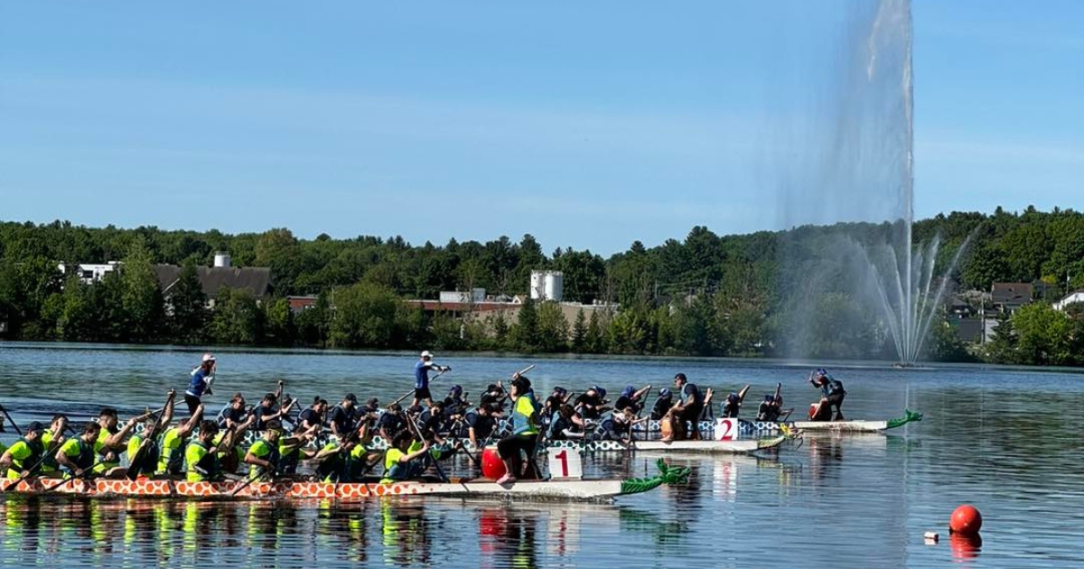 Des bateaux-dragons en action sur l'eau.