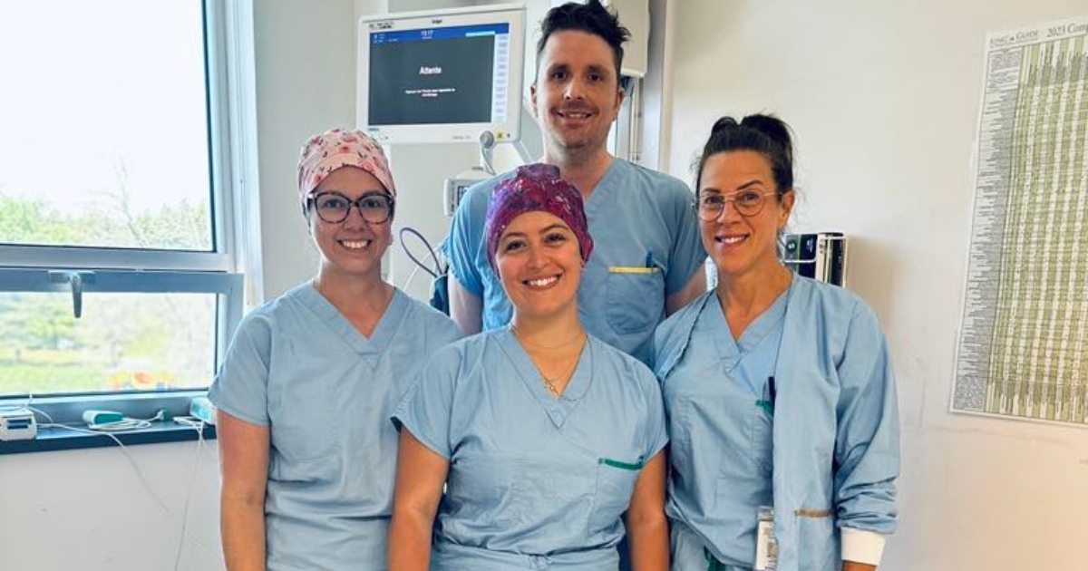 Quatre membres du personnel. 