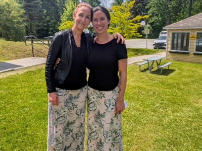 Deux femmes habillées de la même façon dehors.