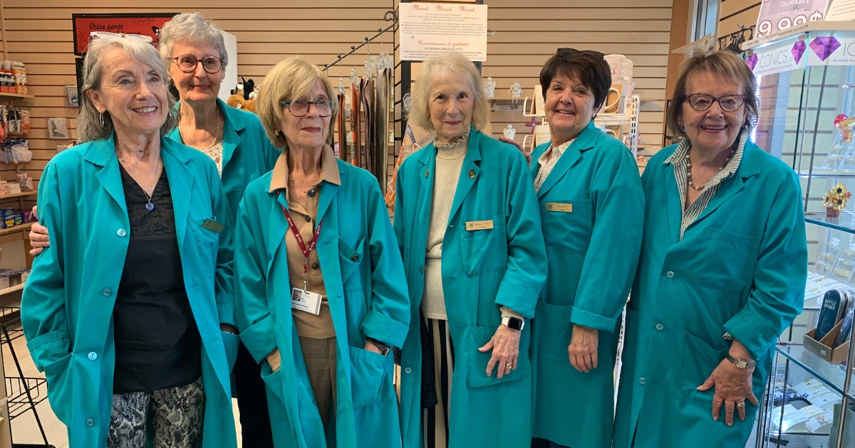 Six femmes aux cheveux blancs.