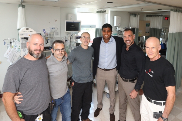 Une équipe se tenant par les épaules.