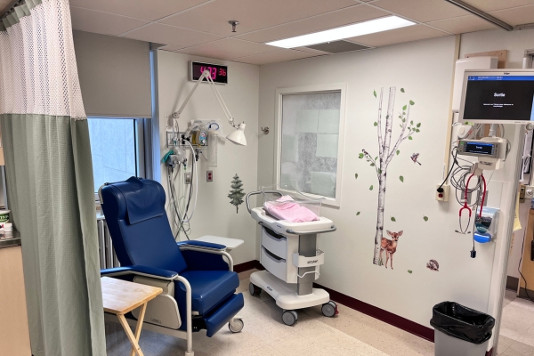 Des autocollants au mur. 