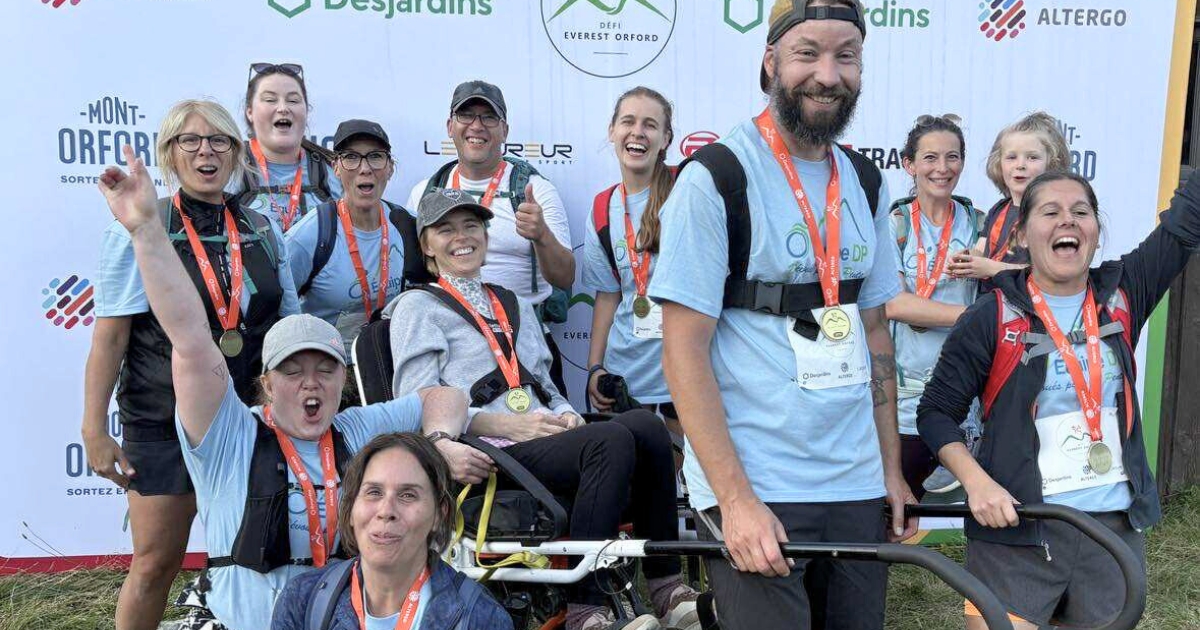 Un groupe joyeux habillés de blanc.