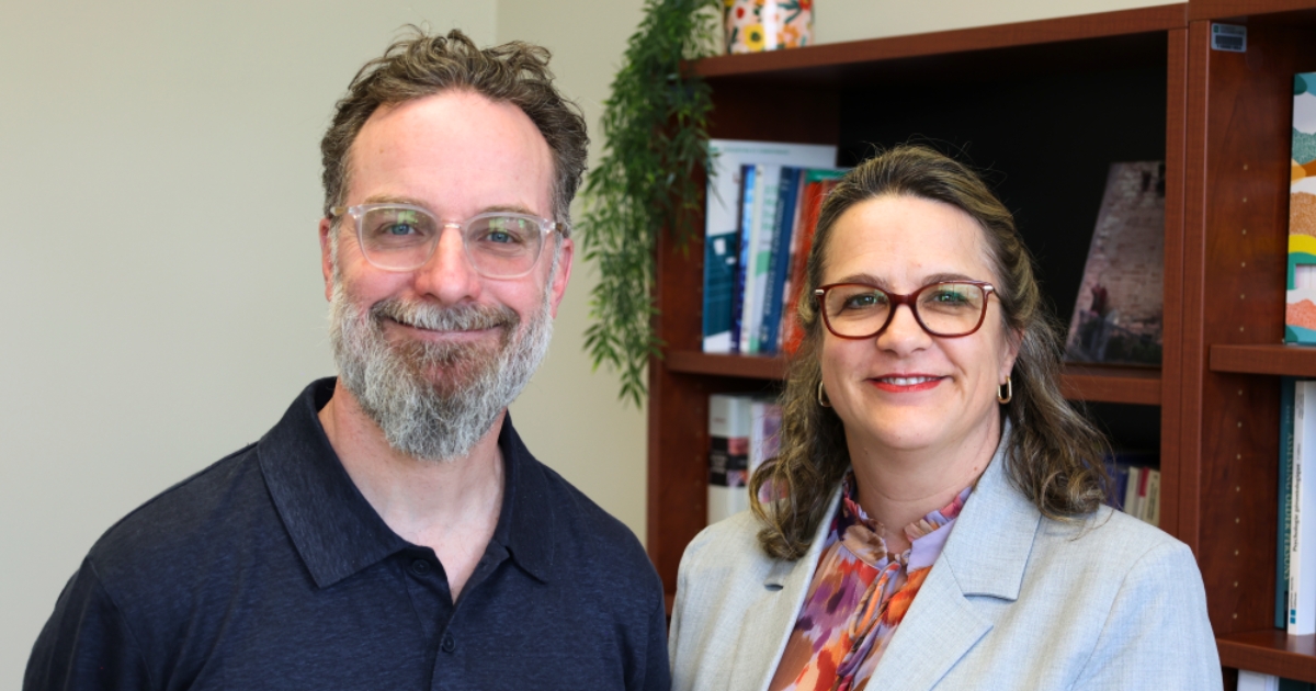 Deux personnes à la caméra.