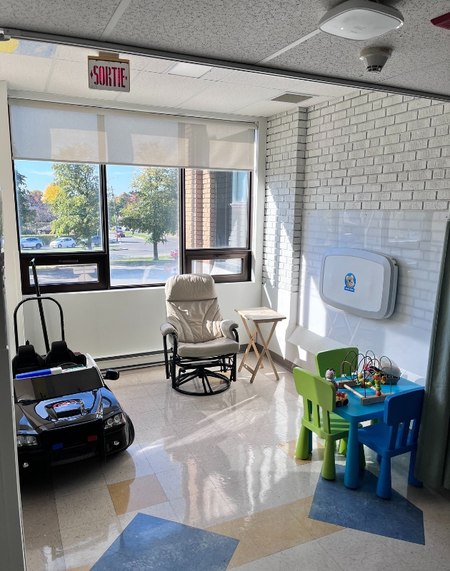 Une salle d'allaitement lumineuse et bien aménagée. 