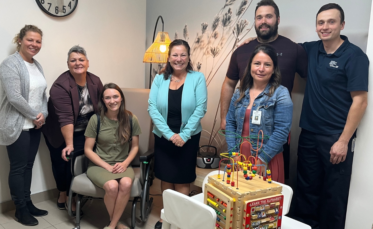 Quelques personnes dans la salle d'allaitement. 