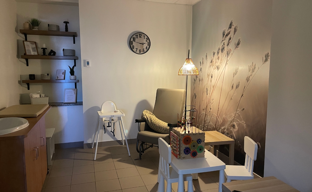 Une salle d'allaitement bien équipée.