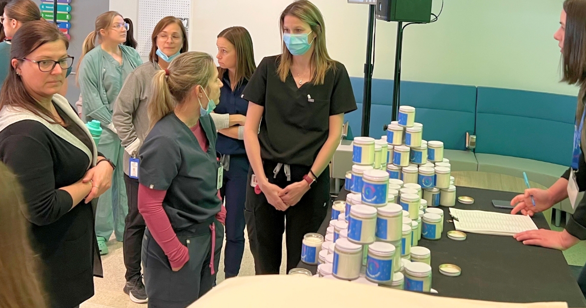 Des employées se rendent à une table de cadeaux.