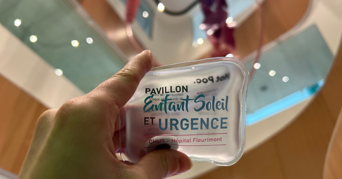 Un porte-clé translucide est montré en contre-plongée,