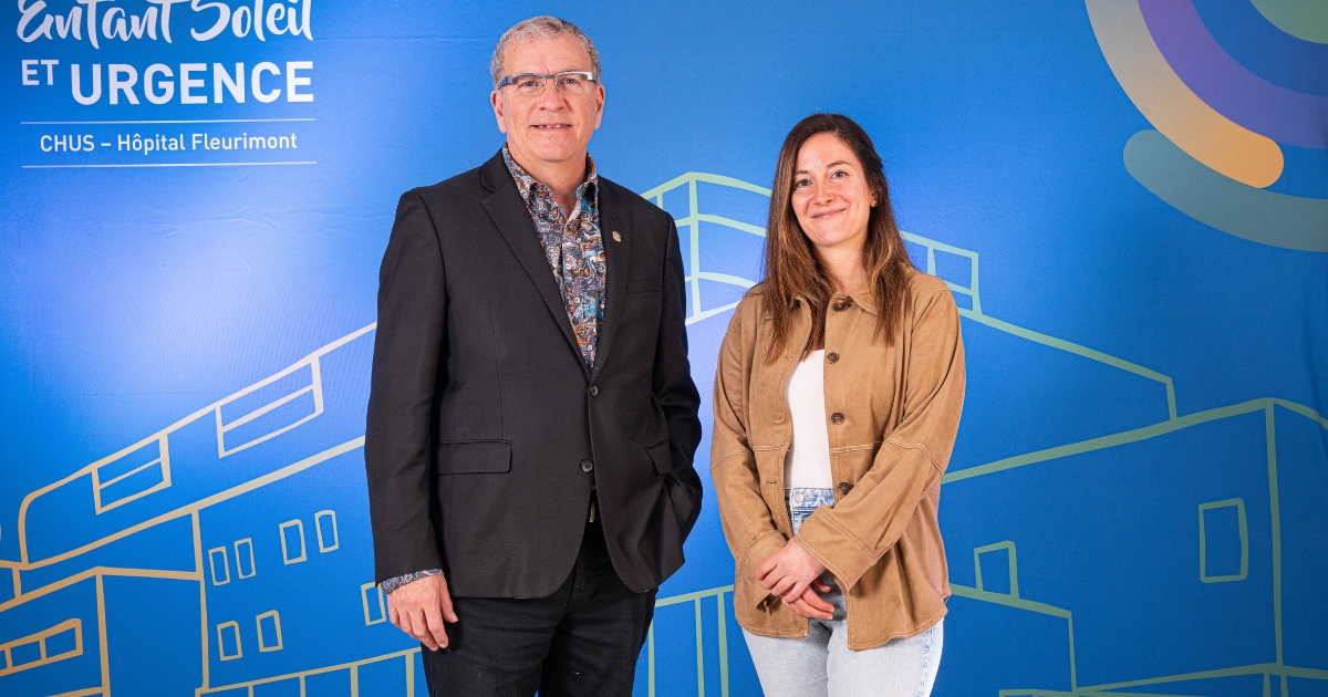 Un homme et une femme devant un fond bleu.