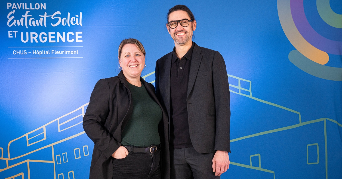 Une femme et un homme devant un fond bleu.