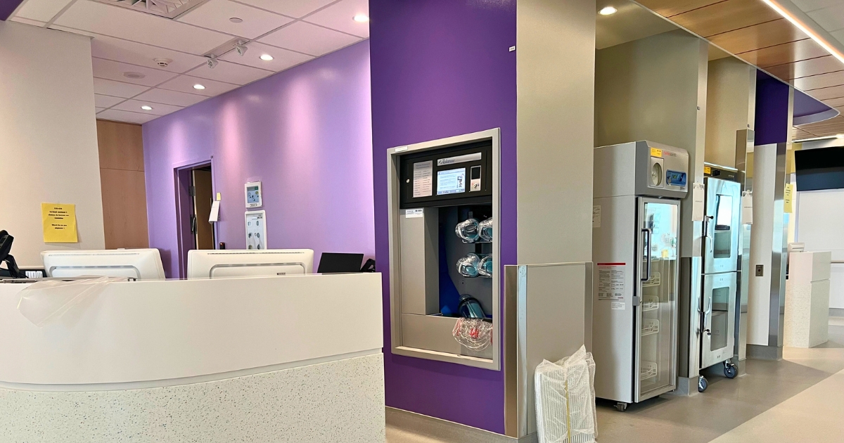 Une unité de soins moderne en mauve.