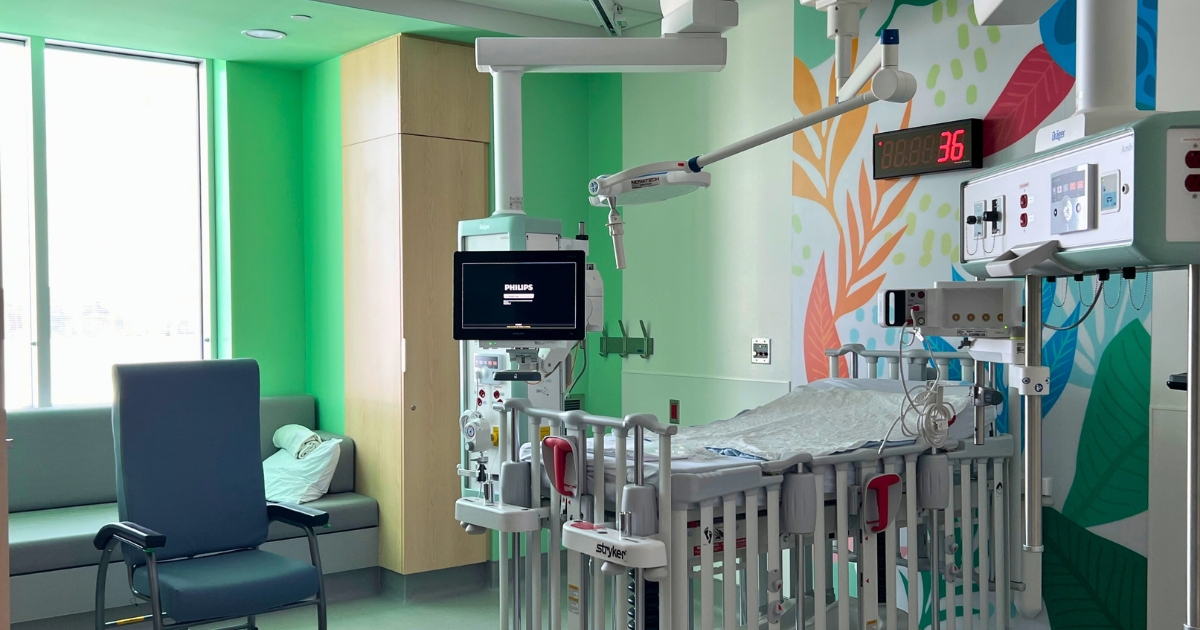 Une chambre d'hôpital pédiatrique coloré et accueillante.