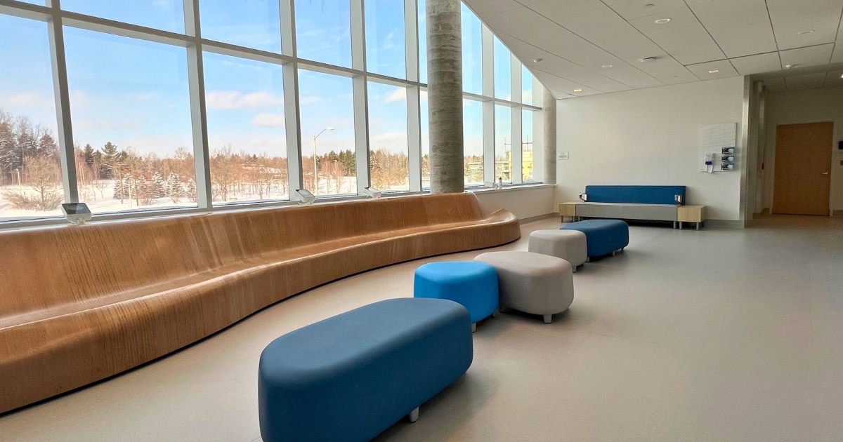 Un immense espace vitré avec bancs design. 