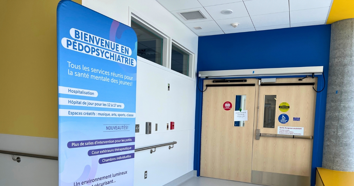 Des portes closes, mais avec une pancarte rassurante « Bienvenue ». 