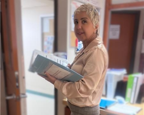 Une femme aux cheveux courts et blonds.