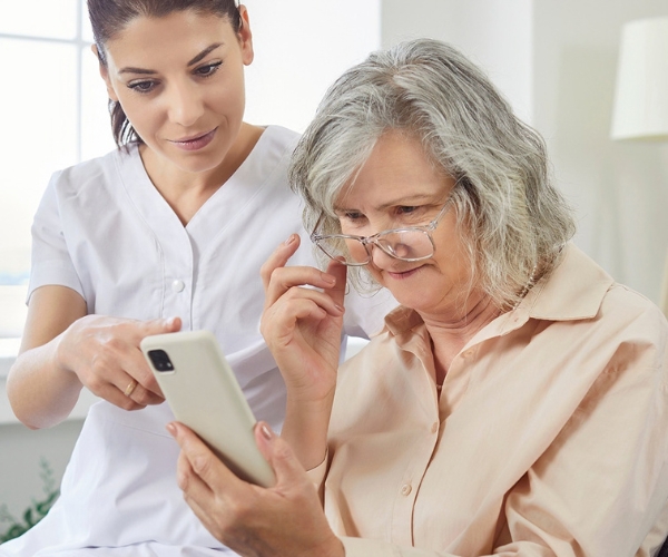 Une infirmière avec une dame âgée.