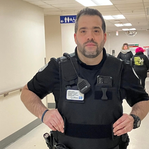 Un agent de sécurité aux cheveux bruns dans son milieu de travail. 