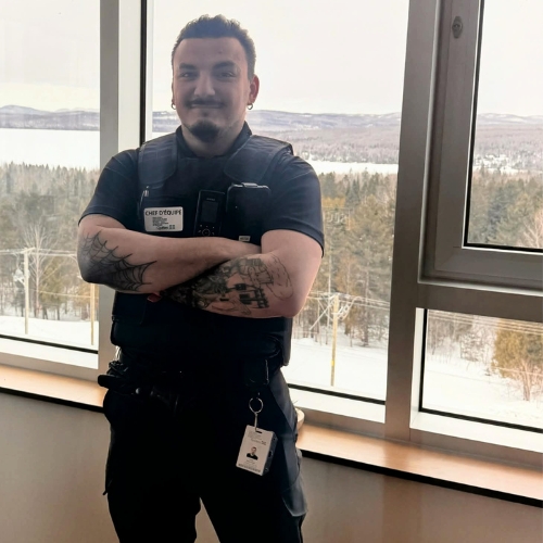 Un gardien de sécurité dans son milieu de travail au Granit.