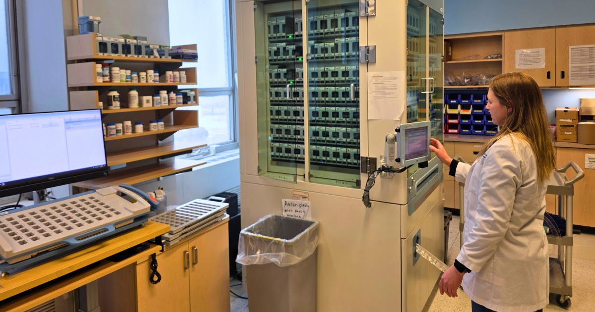 Une pharmacienne travaille dans un local de pharmacie. 