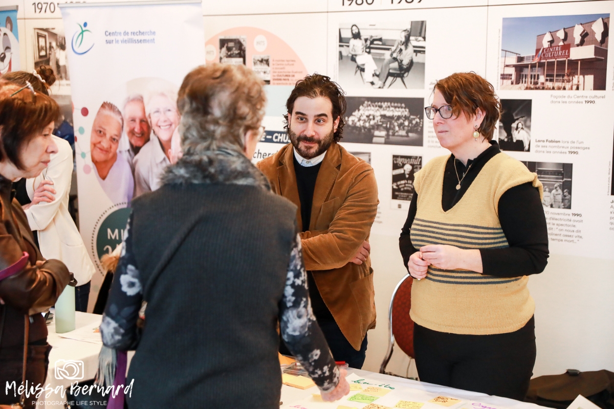  Le kiosque de la direction de la coordination de la mission universitaire (DCMU) offrait un espace de dialogue permettant de partager des idées en matière d’hébergement novateur. 