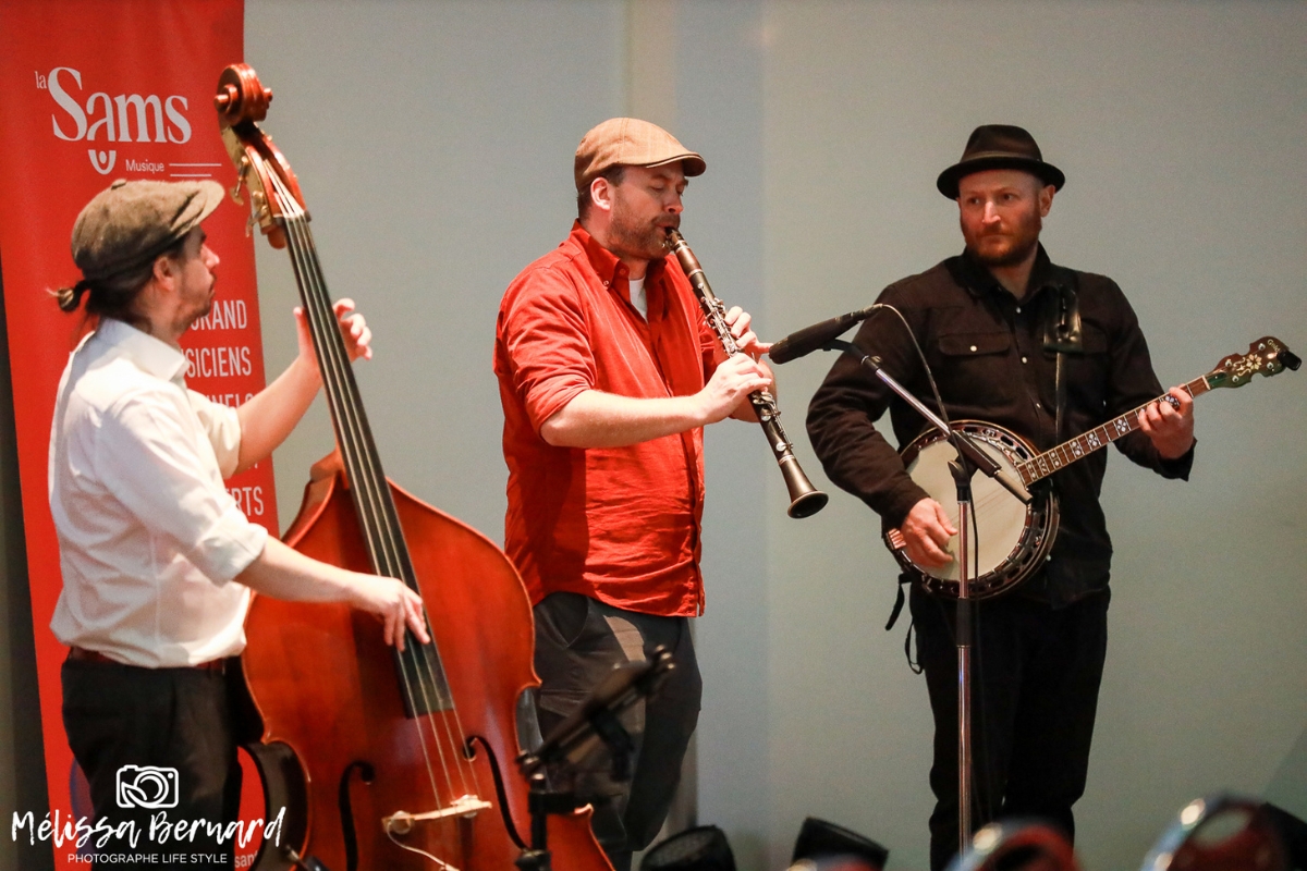 Le groupe La SAMS (société pour les arts en milieux de santé), partenaire de nos milieux d’hébergement, a su rehausser l’ambiance de cette journée.