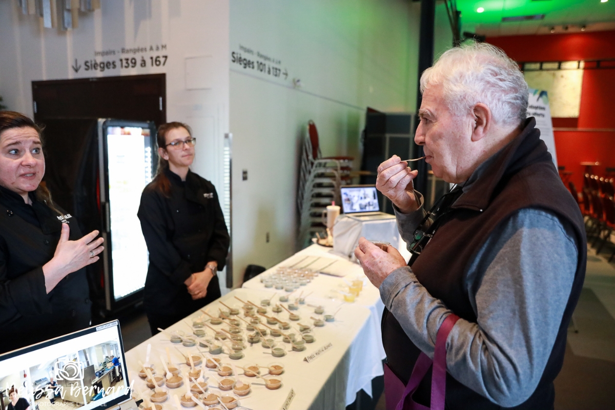 Un visiteur goûte une purée de muffin aux bleuets servie dans nos CHSLD et nos maisons des aînés et alternatives.
