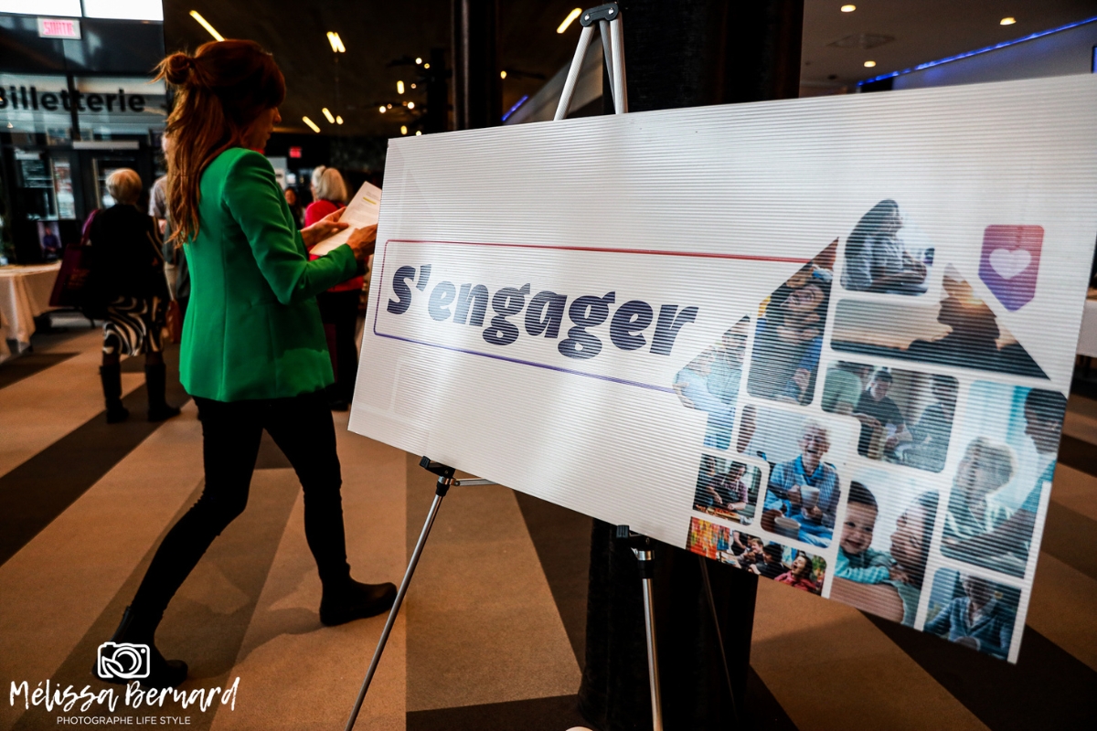 Une fille habillée en rouge.