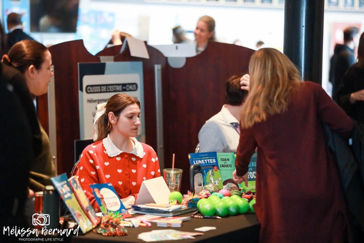 Une fille habillée en rouge.