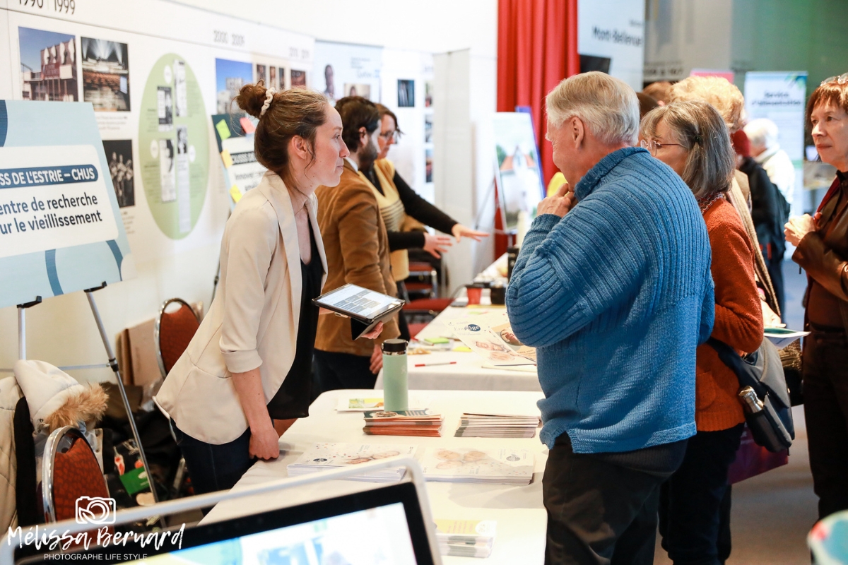 u kiosque du Centre de recherche sur le vieillissement, les visiteurs pouvaient découvrir en quoi la recherche peut soutenir le bien-être et la santé, par exemple par le projet EMiliA.
