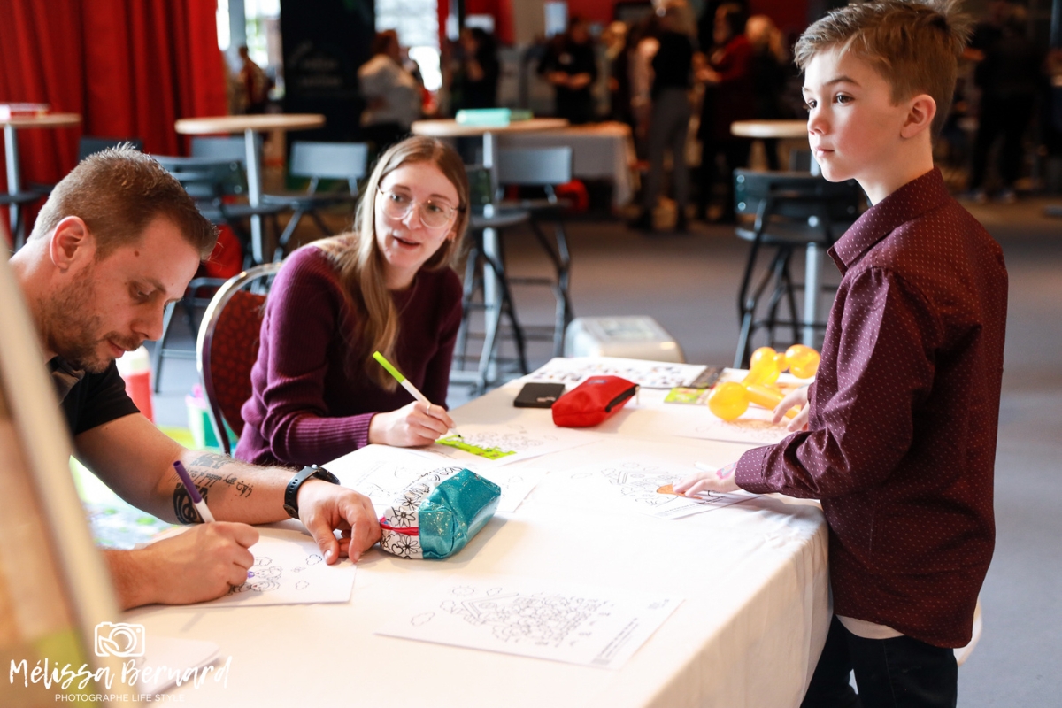 Un espace jeux réservé aux jeunes visiteurs et visiteuses permettait aux enfants de se divertir.
