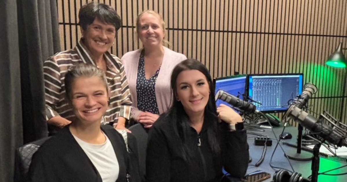 Quatre femmes dans un studio d'enregistrement.
