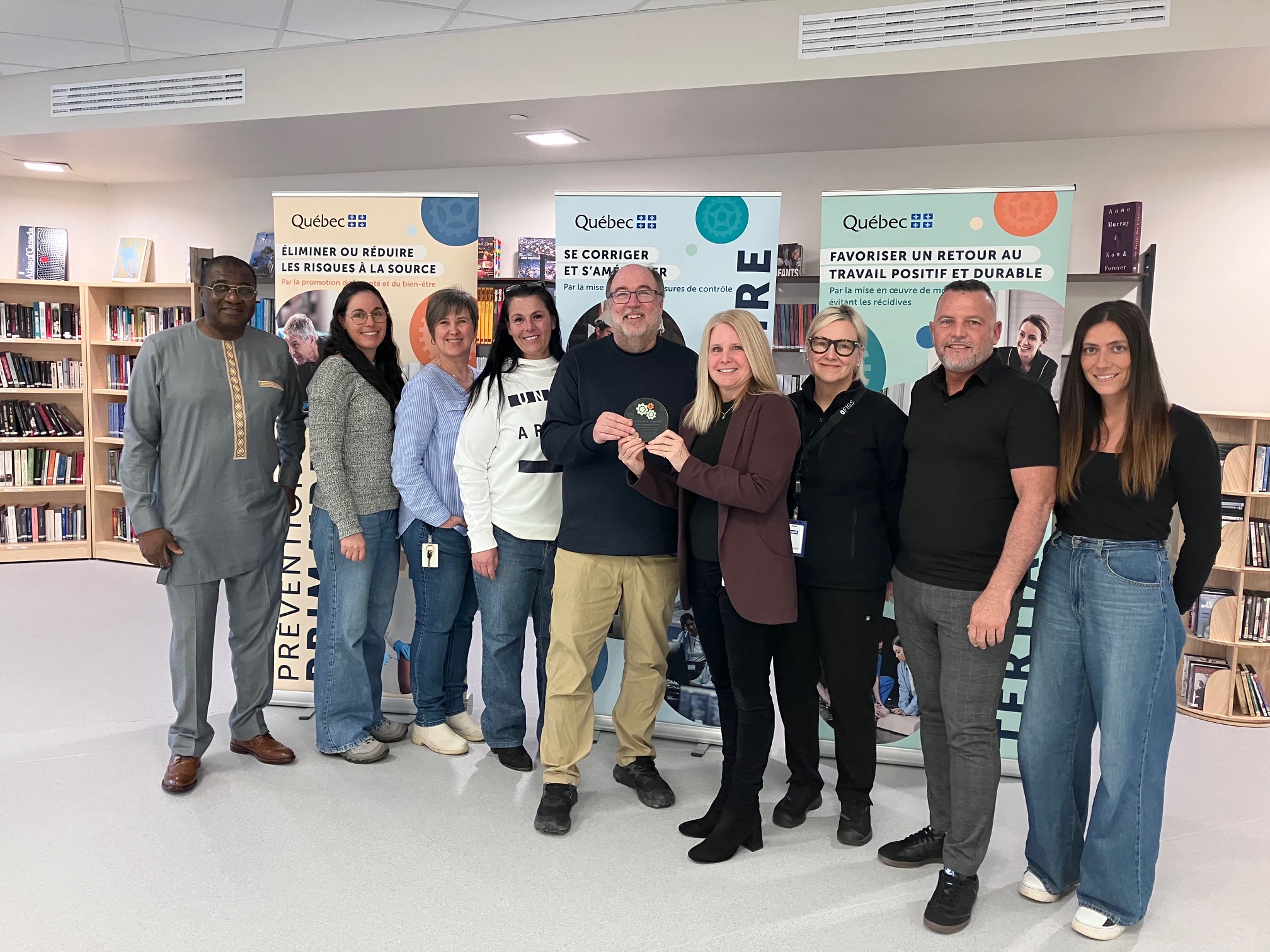 Un groupe de personnes  qui sourient.