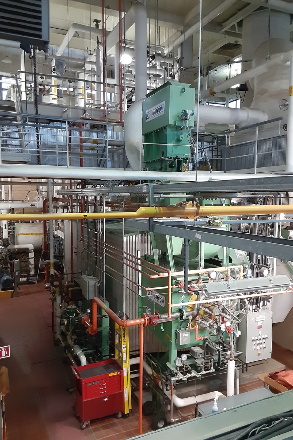 De la machinerie fixe dans une immense pièce industrielle. 