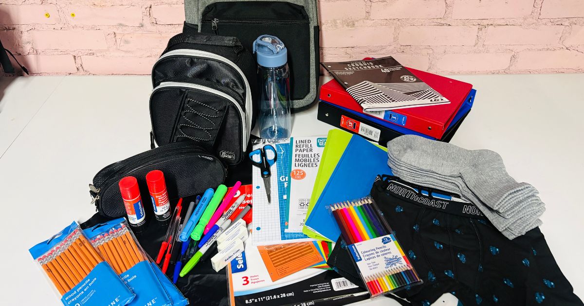Un sac d'école et des fournitures scolaires éparpillés.<br />
