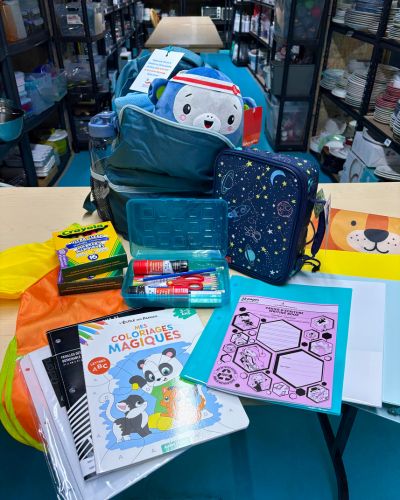 Des articles scolaires sur une table. 