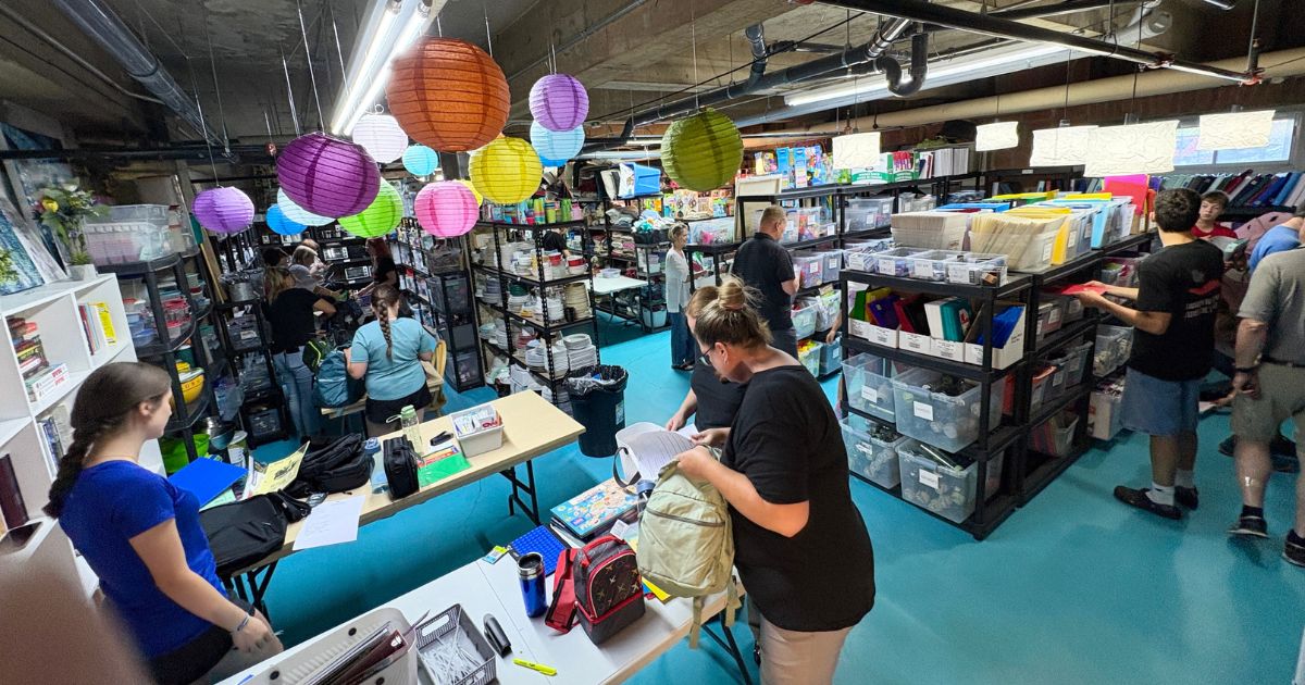  Des bénévoles aident à préparer des sacs pour le rentrée.